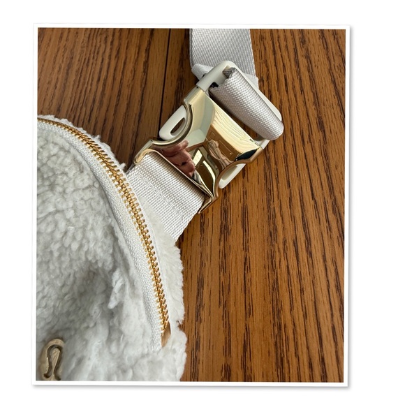 Lululemon Athletica Ivory Fleece Everywhere Bag With Belt - Picture 6 of 15